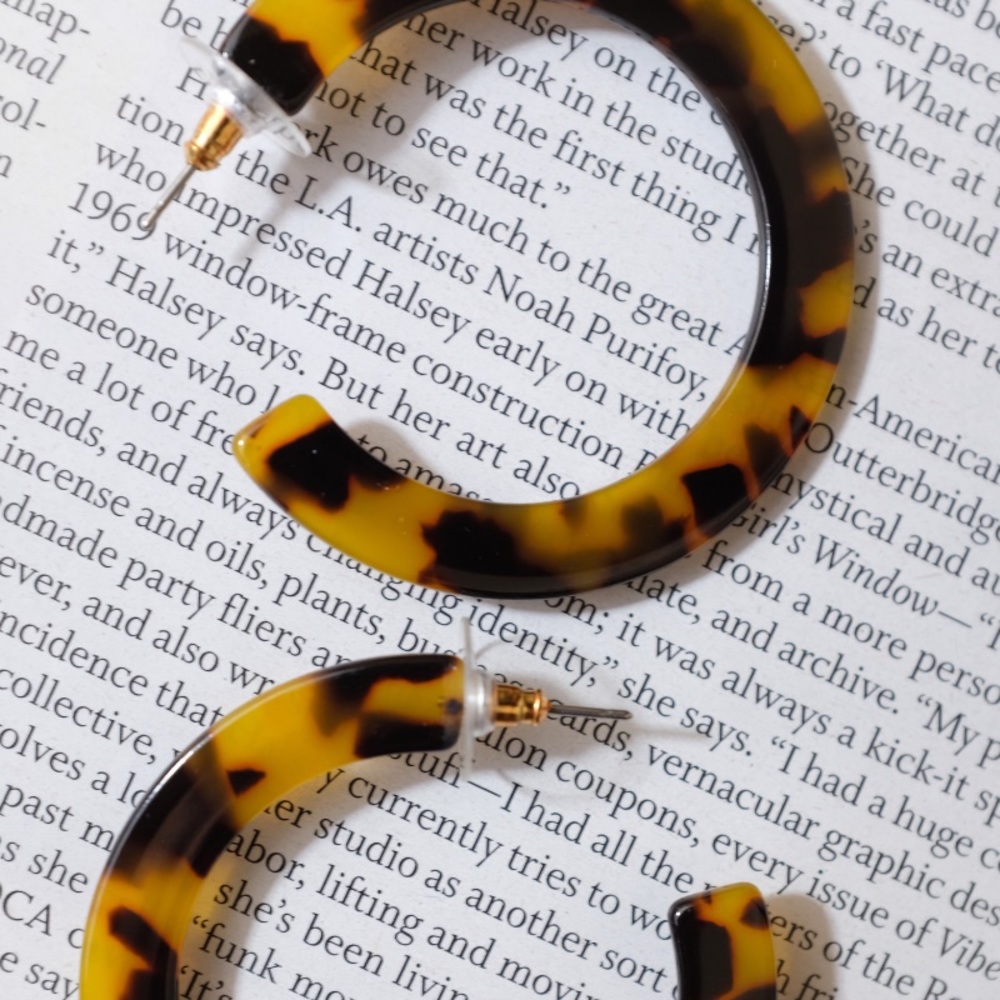 ⭐️HP⭐️ Tortoise Acrylic Hoop Earrings